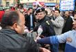 مواطنون يهدون الورود  لمدير أمن القاهرة أثناء تفقده ميدان التحرير (1)                                                                                                                                   