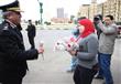 مواطنون يهدون الورود  لمدير أمن القاهرة أثناء تفقده ميدان التحرير (3)                                                                                                                                   