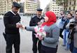 مواطنون يهدون الورود  لمدير أمن القاهرة أثناء تفقده ميدان التحرير                                                                                                                                       