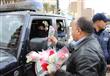 مواطنون يهدون الورود  لمدير أمن القاهرة أثناء تفقده ميدان التحرير (6)                                                                                                                                   