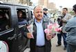 مواطنون يهدون الورود  لمدير أمن القاهرة أثناء تفقده ميدان التحرير (7)                                                                                                                                   