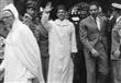 عاهل المغرب السابق الحسن الثاني يغادر مسجدا في باريس بعد أداء صلاة الجمعة عام 1965                                                                                                                      