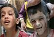 أطفال سوريون صغار يجهشون بالبكاء عقب وقوع غارات جو