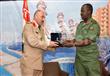 قائد القوات البرية الأوغندي مع الملحق العسكري المص