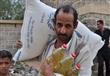 مواطن يمني يحمل مساعدات إنسانية