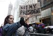 أمريكيون يتظاهرون أمام برج ترامب في نيويورك – (أ ف ب) (8)                                                                                                                                               