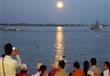 اجتمع العشرات لمتابعة القمر العملاق على ضفاف النهر المقابل للقصر الملكي في عاصمة كمبوديا بنوم بنه                                                                                                       