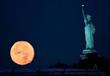 ظهر القمر جليا في أمريكا الشمالية في وقت مبكر من الأثنين                                                                                                                                                