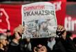 متظاهر يرفع نسخة من صحيفة جمهورييت في اسطنبول أمام