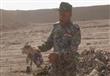شريط فيديو يظهر عسكريا عراقيا يحمل لعبة طفل في الم