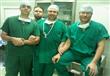 فريق طبي مصري يجري جراحة لطفلة (1)