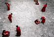 رهبان بوذيين يؤدون طقوس تعبدية في معبد شوخانج في التيبت بالصين                                                                                                                                          