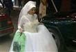 عجوز تسير بفستان زفاف  في شوارع الإسكندرية