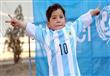 الطفل الأفغاني مرتضى يداعب الكرة