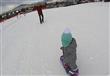 طفلة بعمر عام واحد تتزحلق على الجليد (3)                                                                                                                                                                