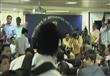 وزير هندي يتعرض للضرب بالحذاء بأحد المؤتمرات الصحف