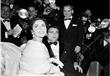 اليزابيث تيلور مع زوجها المنتج مايكل تود عام 1957، خلال حضورهم للعرض الأول لفيلم الذي انتجه تود the World in 80 Days.                                                                                   