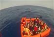 لحظة انقاذ مهاجرين انقلب القارب بهم في البحر الابي