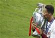 رونالدو يقبل كأس أوروبا