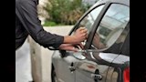 ضبط سارق الحقائب داخل السيارات