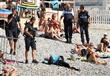  الشرطة الفرنسية تجبر امرأة على خلع البوركيني ودفع الغرامة (5)                                                                                                                                          