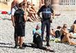  الشرطة الفرنسية تجبر امرأة على خلع البوركيني ودفع الغرامة (7)                                                                                                                                          
