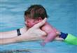 اب يعلم ابنه السباحة بعد يوم من ولادته                                                                                                                                                                  
