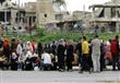 نازحون سوريون ينتظرون قدوم حافلة لنقلهم من حمص (وس