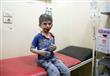 طفل سوري مصاب ينتظر تلقي العلاج في مستشفى ميداني ف