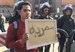 مواطن يرفع لافتة "مصرية" أمام المحكمة