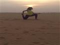 فتيات يمارسن اليوجا بصحراء الوادي الجديد (2)                                                                                                                                                            