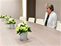 تيريزا ماي رئيسة الحكومة البريطانية تجلس على طاولة