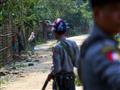 الشرطة البورمية تقوم بدورية في قرية شوي-زار القريب