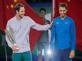 صورة تجمع السويسري روجيه فيدرر (الى اليسار) والاسباني رافايل نادال، بعد فوز الأول في نهائي دورة شنغهاي الصينية للماسترز في 15 تشرين الأول/اكتوبر 2017.