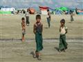 اطفال من النازحين الروهينغا ينتظرون عبور حدود بنغل