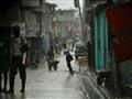 فتاة تلعب تحت المطر في بور او برانس في هايتي في 14