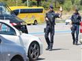 عناصر من الشرطة الاسبانية يدققون في السيارات على ا