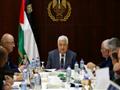 الرئيس الفلسطيني محمود عباس (وسط) مترئسا اجتماعا ل