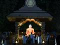 سريلانكيون من الأغلبية البوذية يصلون في معبد في اح