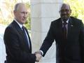 الرئيس الروسي فلاديمير بوتين يصافح نظيره السوداني 