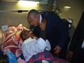 وزير التنمية المحلية خلال زيارته لمصابي الروضة في مستشفيات الإسماعيلية (2)                                                                                                                              