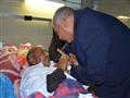 وزير التنمية المحلية خلال زيارته لمصابي الروضة في مستشفيات الإسماعيلية (3)                                                                                                                              