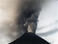 بركان سيميرو في إندونيسيا ينفث رمادًا ساخنًا