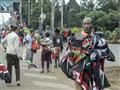 باعة متجولون امام ملعب كاساراني في نيروبي قبل حفل 