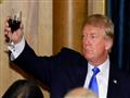 الرئيس الاميركي دونالد ترامب يشرب نخبا بعد القائه