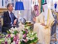 العاهل السعودي يلتقي وزير الخزانة البريطاني