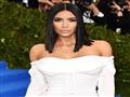 تألقت kim kardashian بقصة شعر الكاري مع صبعة اللون