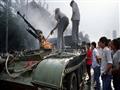عربة مدرسة محترقة في ميدان السلام السماوي في بكين 