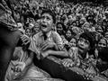 أولاد يبكون أمام شاحنة مساعدات غذائية في مخيم للروهينجا ببنجلاديش، في 20 سبتمبر                                                                                                                         