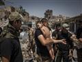 جنود عراقيون يرعون طفلا أنُقذ من أخر جيوب تنظيم داعش يوم 12 يوليو                                                                                                                                       